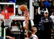 五连败持续！亚历山大三节狂砍32分7篮板，哈登缺阵快的简单介绍